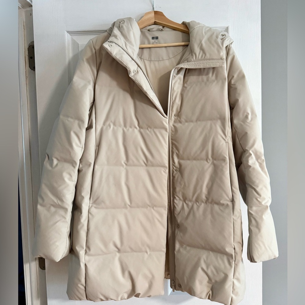 UNIQLO Women Seamless Down Short Coat . Size M . Color: Nude.